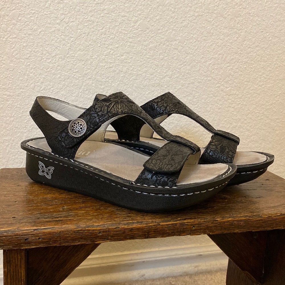 Alegria sandals. Leather size 35. Only worn a few times.  Velcro closures.